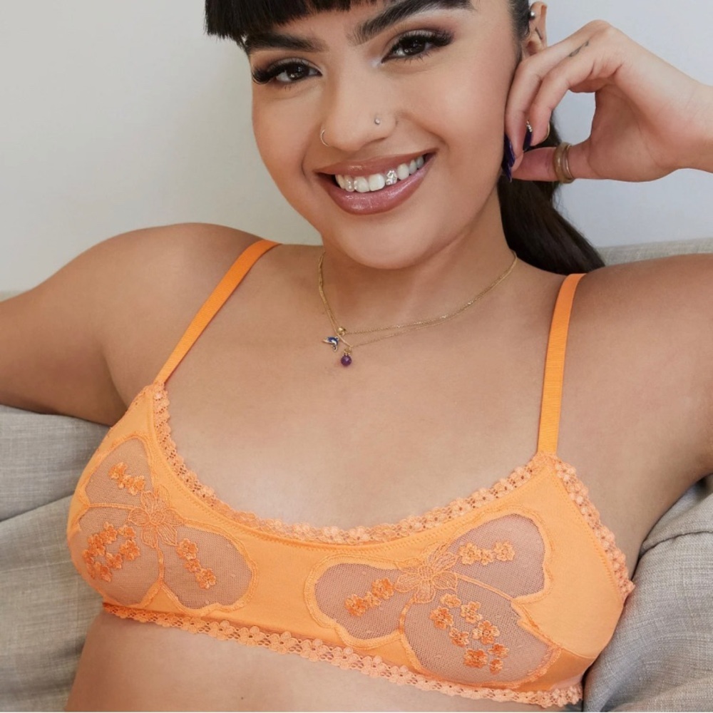 Cute peach peak•a•boo fenty lace bralette. 🍑